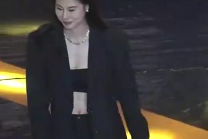 让人眼前一亮！😍王思雨这身西服+抹胸的造型很飒啊！